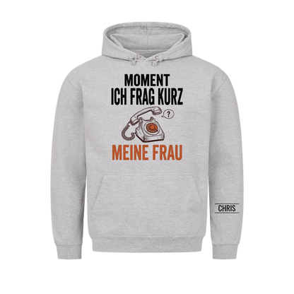 Moment Ich frag kurz meine Frau - Lustiges Geschenk für Ehemann, Männer & Papa - Personalisiertes Shirt