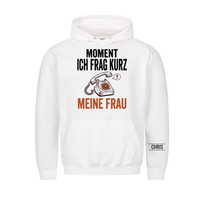 Moment Ich frag kurz meine Frau - Lustiges Geschenk für Ehemann, Männer & Papa - Personalisiertes Shirt