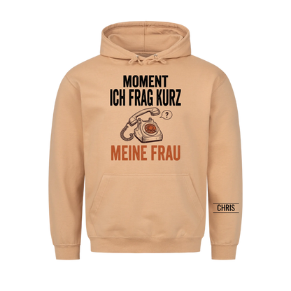 Moment Ich frag kurz meine Frau - Lustiges Geschenk für Ehemann, Männer & Papa - Personalisiertes Shirt