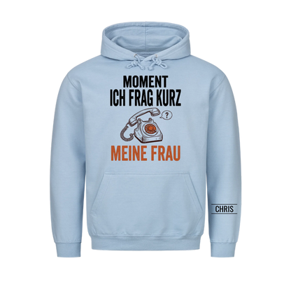 Moment Ich frag kurz meine Frau - Lustiges Geschenk für Ehemann, Männer & Papa - Personalisiertes Shirt