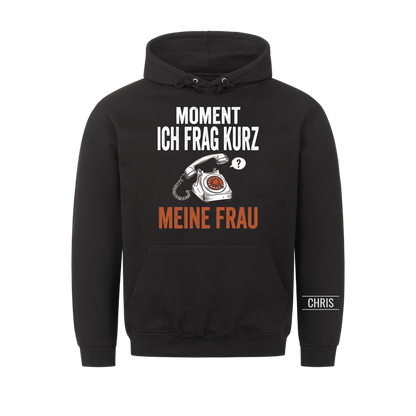 Moment Ich frag kurz meine Frau - Lustiges Geschenk für Ehemann, Männer & Papa - Personalisiertes Shirt