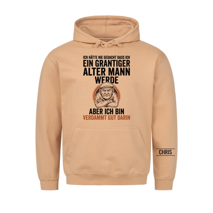 Ich hätte nie gedacht dass ich ein grantiger alter Mann werde Aber ich bin verdammt gut darin - Lustiges Geschenk für Männer, Papa & Opa - Personalisiertes Shirt