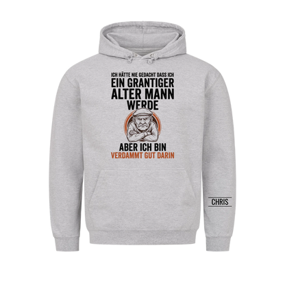Ich hätte nie gedacht dass ich ein grantiger alter Mann werde Aber ich bin verdammt gut darin - Lustiges Geschenk für Männer, Papa & Opa - Personalisiertes Shirt