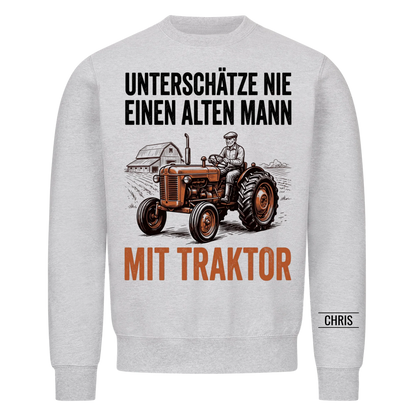 Unterschätze nie einen alten Mann mit Traktor - Lustiges Geschenk für Landwirt, Papa & Opa - Personalisiertes Shirt