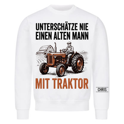 Unterschätze nie einen alten Mann mit Traktor - Lustiges Geschenk für Landwirt, Papa & Opa - Personalisiertes Shirt