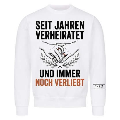 Seit Jahren verheiratet und immer noch verliebt - Geschenk zum Hochzeitstag für Paare - Personalisiertes Shirt