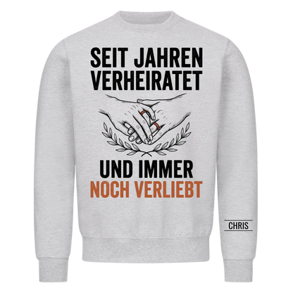 Seit Jahren verheiratet und immer noch verliebt - Geschenk zum Hochzeitstag für Paare - Personalisiertes Shirt