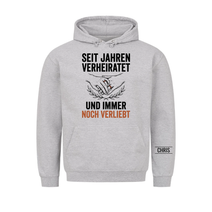 Seit Jahren verheiratet und immer noch verliebt - Geschenk zum Hochzeitstag für Paare - Personalisiertes Shirt