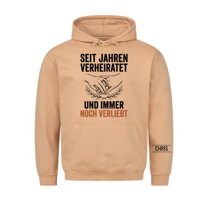 Seit Jahren verheiratet und immer noch verliebt - Geschenk zum Hochzeitstag für Paare - Personalisiertes Shirt