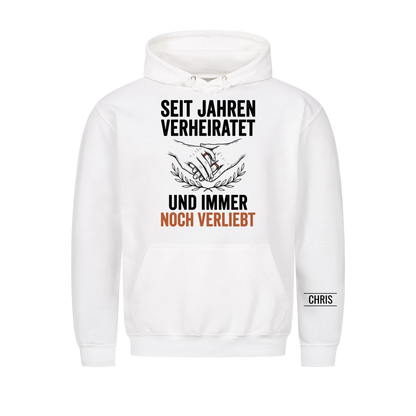Seit Jahren verheiratet und immer noch verliebt - Geschenk zum Hochzeitstag für Paare - Personalisiertes Shirt