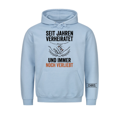 Seit Jahren verheiratet und immer noch verliebt - Geschenk zum Hochzeitstag für Paare - Personalisiertes Shirt