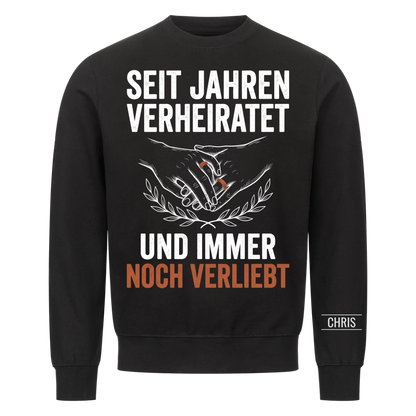 Seit Jahren verheiratet und immer noch verliebt - Geschenk zum Hochzeitstag für Paare - Personalisiertes Shirt