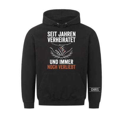 Seit Jahren verheiratet und immer noch verliebt - Geschenk zum Hochzeitstag für Paare - Personalisiertes Shirt