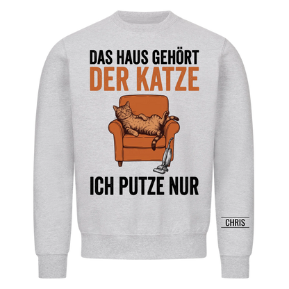 Das Haus gehört der Katze Ich putze nur - Lustiges Geschenk für Katzenbesitzer - Personalisiertes Shirt