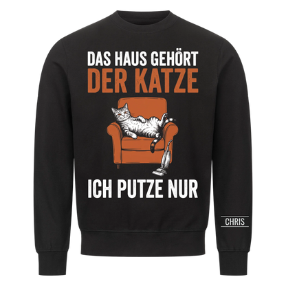 Das Haus gehört der Katze Ich putze nur - Lustiges Geschenk für Katzenbesitzer - Personalisiertes Shirt