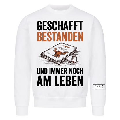 Geschafft Bestanden Und immer noch am Leben - Geschenk zur bestandenen Prüfung für Azubis & Studenten - Personalisiertes Shirt