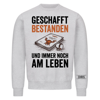Geschafft Bestanden Und immer noch am Leben - Geschenk zur bestandenen Prüfung für Azubis & Studenten - Personalisiertes Shirt