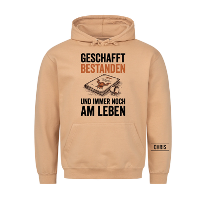 Geschafft Bestanden Und immer noch am Leben - Geschenk zur bestandenen Prüfung für Azubis & Studenten - Personalisiertes Shirt