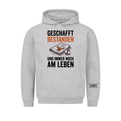 Geschafft Bestanden Und immer noch am Leben - Geschenk zur bestandenen Prüfung für Azubis & Studenten - Personalisiertes Shirt
