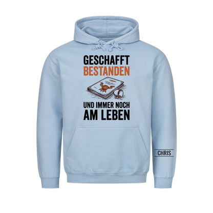 Geschafft Bestanden Und immer noch am Leben - Geschenk zur bestandenen Prüfung für Azubis & Studenten - Personalisiertes Shirt