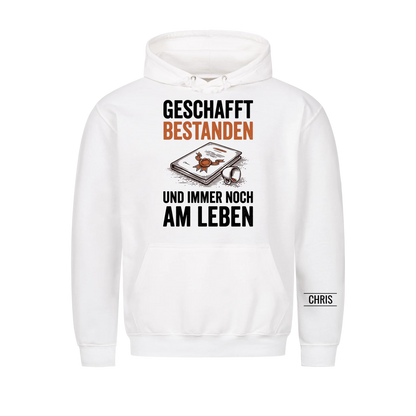 Geschafft Bestanden Und immer noch am Leben - Geschenk zur bestandenen Prüfung für Azubis & Studenten - Personalisiertes Shirt