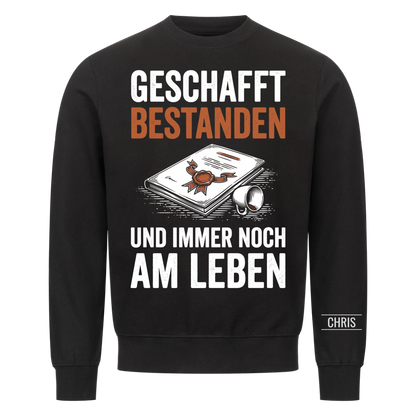 Geschafft Bestanden Und immer noch am Leben - Geschenk zur bestandenen Prüfung für Azubis & Studenten - Personalisiertes Shirt