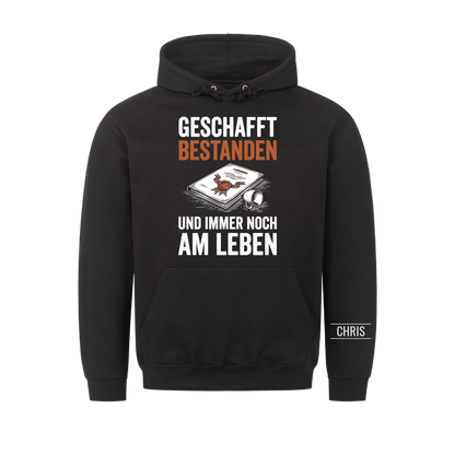 Geschafft Bestanden Und immer noch am Leben - Geschenk zur bestandenen Prüfung für Azubis & Studenten - Personalisiertes Shirt