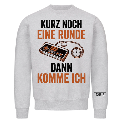 Kurz noch eine Runde dann komme ich - Lustiges Geschenk für Gamer & Gamerinnen - Personalisiertes Shirt