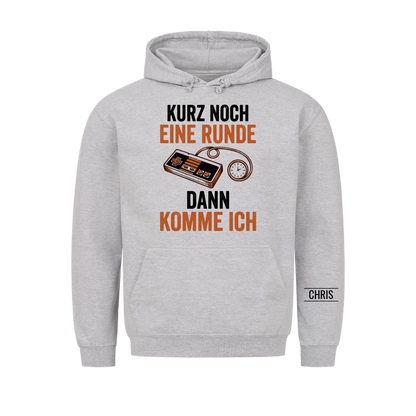 Kurz noch eine Runde dann komme ich - Lustiges Geschenk für Gamer & Gamerinnen - Personalisiertes Shirt