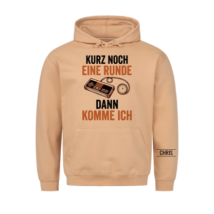 Kurz noch eine Runde dann komme ich - Lustiges Geschenk für Gamer & Gamerinnen - Personalisiertes Shirt
