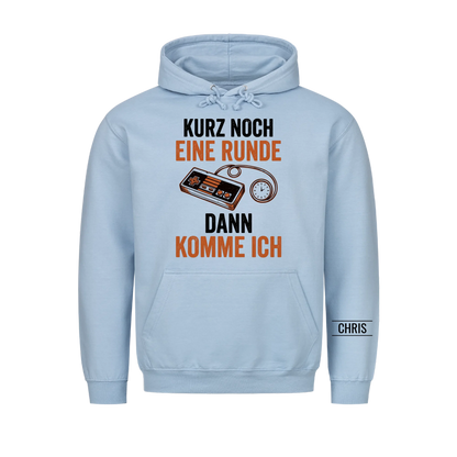 Kurz noch eine Runde dann komme ich - Lustiges Geschenk für Gamer & Gamerinnen - Personalisiertes Shirt
