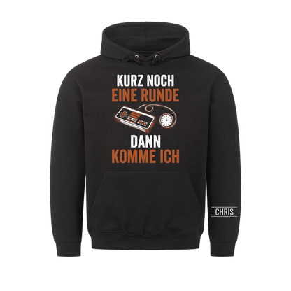Kurz noch eine Runde dann komme ich - Lustiges Geschenk für Gamer & Gamerinnen - Personalisiertes Shirt