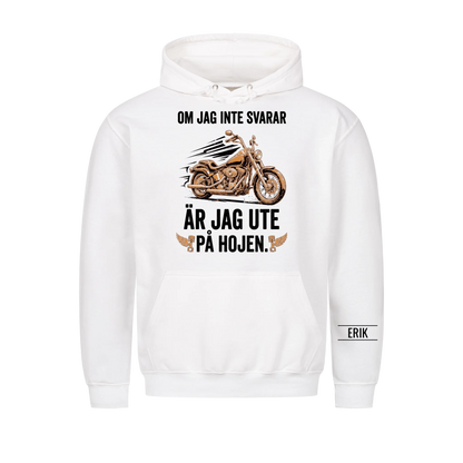 Om jag inte svarar är jag ute på hojen. Personlig t-shirt med namn på ärmen