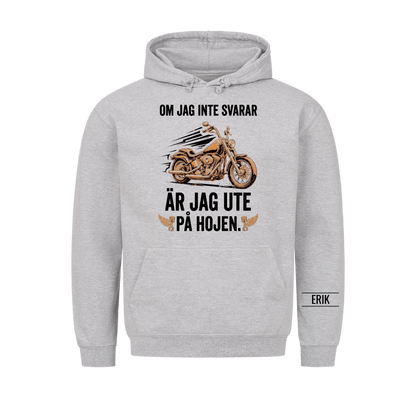 Om jag inte svarar är jag ute på hojen. Personlig t-shirt med namn på ärmen