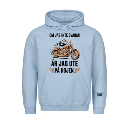 Om jag inte svarar är jag ute på hojen. Personlig t-shirt med namn på ärmen