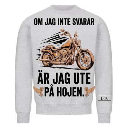 Om jag inte svarar är jag ute på hojen. Personlig t-shirt med namn på ärmen