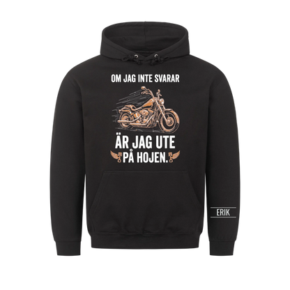 Om jag inte svarar är jag ute på hojen. Personlig t-shirt med namn på ärmen