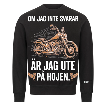Om jag inte svarar är jag ute på hojen. Personlig t-shirt med namn på ärmen