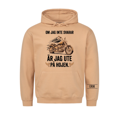 Om jag inte svarar är jag ute på hojen. Personlig t-shirt med namn på ärmen