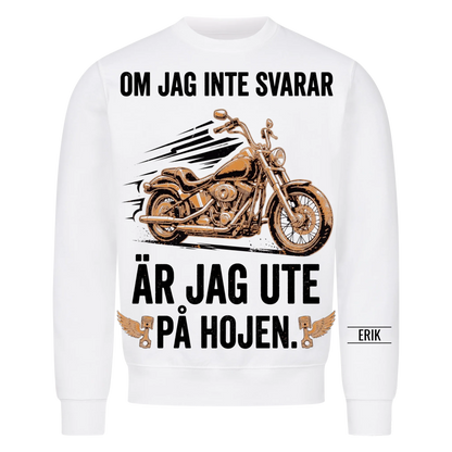 Om jag inte svarar är jag ute på hojen. Personlig t-shirt med namn på ärmen