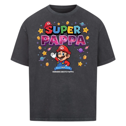 Super Pappa King T-skjorte med pappas figur og barnas navn. Farsdagsgave