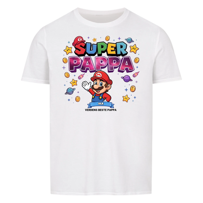 Super Pappa King T-skjorte med pappas figur og barnas navn. Farsdagsgave
