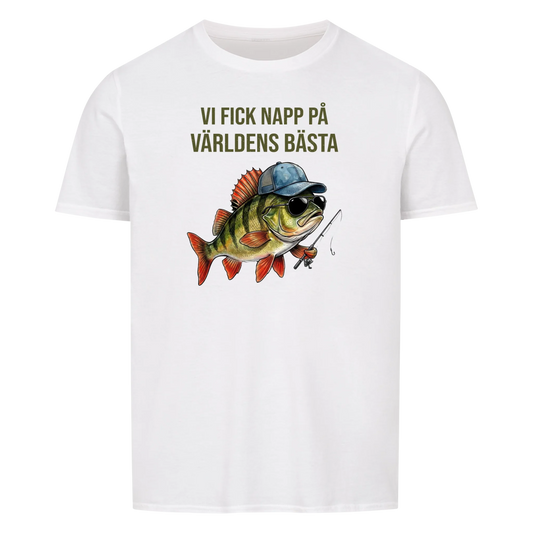 Vi fick napp på världens bästa pappa. Fisk med barnens namn. Personlig t-shirt till pappa på fars dag