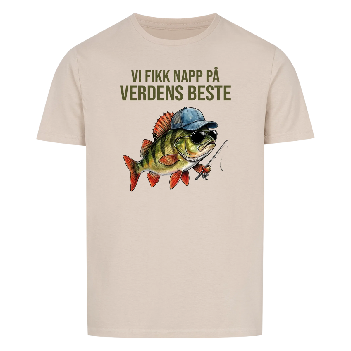 Vi fikk napp på verdens beste pappa. Fisk med barnas navn. Personlig t-skjorte i farsdagsgave