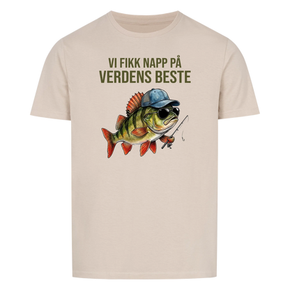 Vi fikk napp på verdens beste pappa. Fisk med barnas navn. Personlig t-skjorte i farsdagsgave