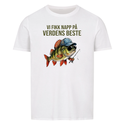 Vi fikk napp på verdens beste pappa. Fisk med barnas navn. Personlig t-skjorte i farsdagsgave