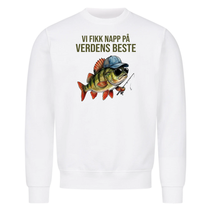 Vi fikk napp på verdens beste pappa. Fisk med barnas navn. Personlig t-skjorte i farsdagsgave