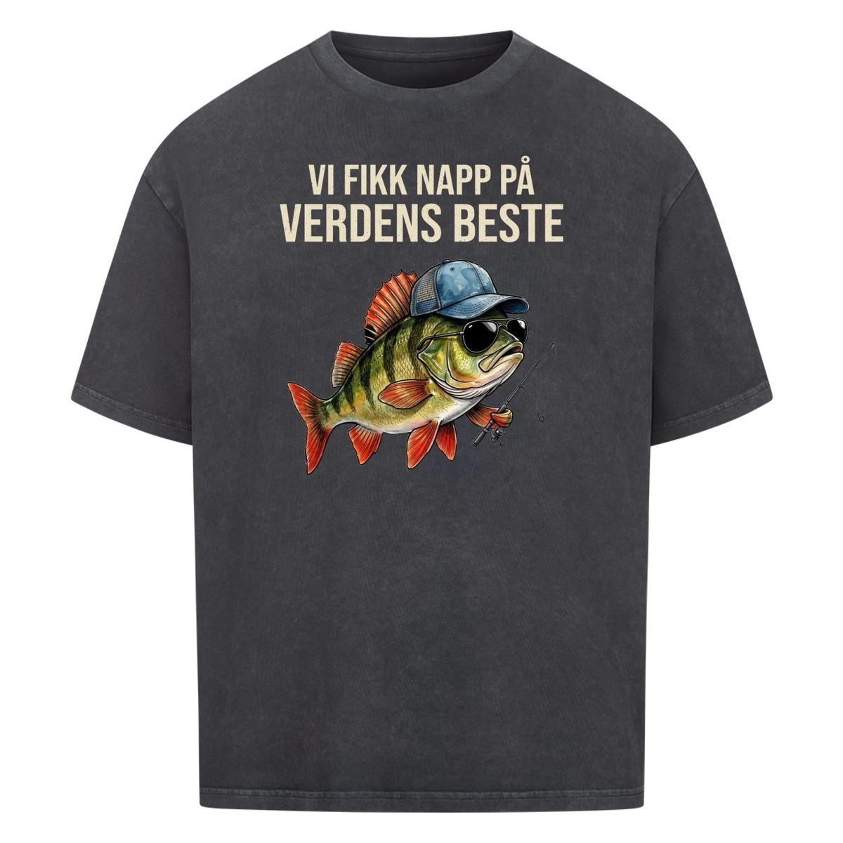 Vi fikk napp på verdens beste pappa. Fisk med barnas navn. Personlig t-skjorte i farsdagsgave