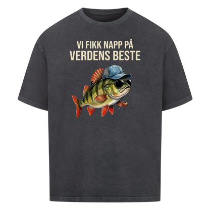 Vi fikk napp på verdens beste pappa. Fisk med barnas navn. Personlig t-skjorte i farsdagsgave