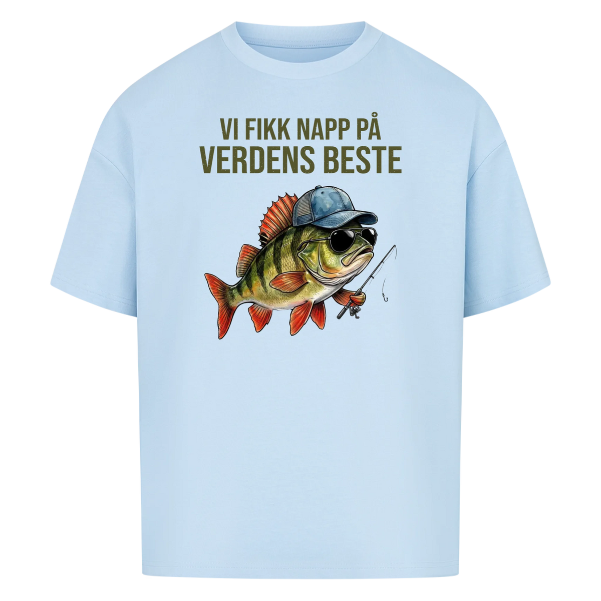 Vi fikk napp på verdens beste pappa. Fisk med barnas navn. Personlig t-skjorte i farsdagsgave